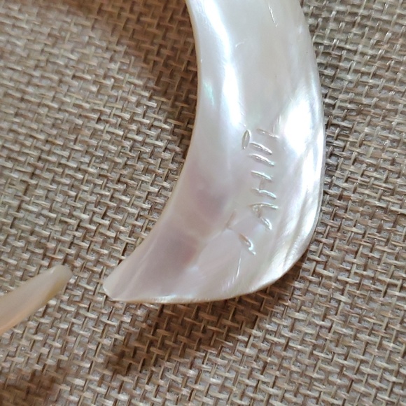 Genuine Mother of Pearl Bracelet - Picture 3 of 6